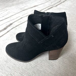 Black KOOLABURRA high heels by Ugg.